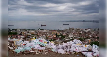 İzmir Körfezi manzaralı alana dökülen atıklar isyan ettirdi