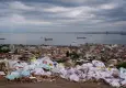 İzmir Körfezi manzaralı alana dökülen atıklar isyan ettirdi