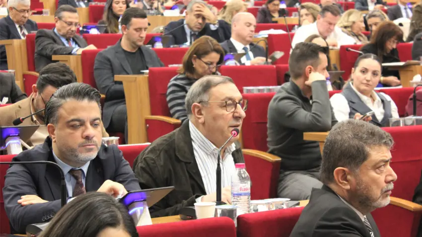 AK Parti’den İZSU tarifesine eleştiri: 2 milyar TL kaynak hayırlı olsun haberinin görseli