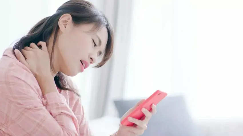 Akıllı telefonlar telefon boynu sendromu riskini artırıyor haberinin görseli