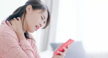 Akıllı telefonlar telefon boynu sendromu riskini artırıyor