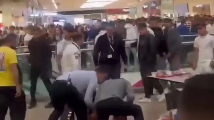 Ankara’da AVM’de bıçaklı kavga: 2 yaralı haberinin görseli