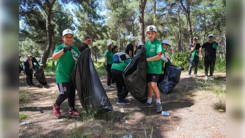 Çocuklar, Orman Benim etkinliğiyle çevre temizliği yaptı haberinin görseli