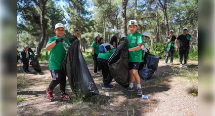 Çocuklar, Orman Benim etkinliğiyle çevre temizliği yaptı