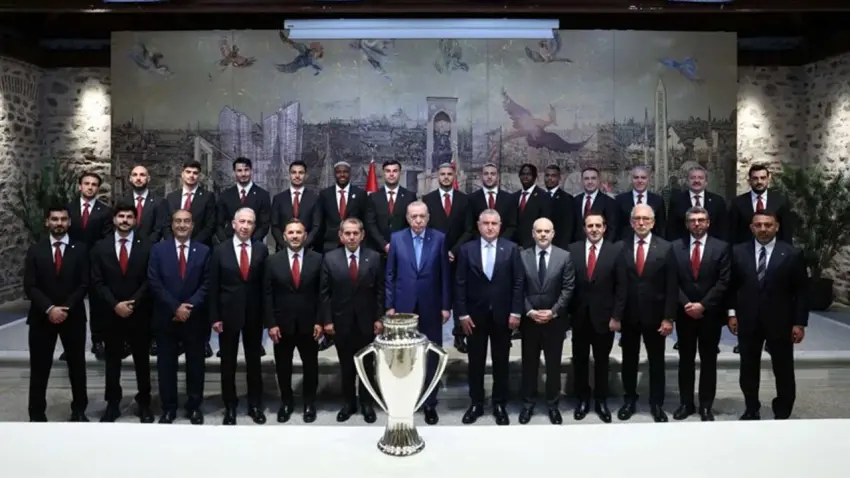 Cumhurbaşkanı Erdoğan, şampiyon Galatasaray'ı kabul etti haberinin görseli
