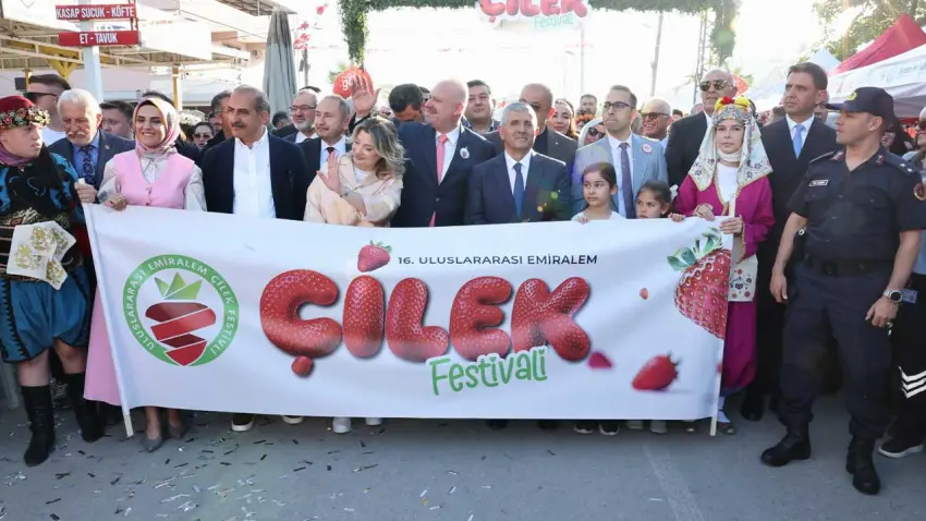 Emiralem Çilek Festivali’ne yoğun ilgi: Bir milyondan fazla ziyaretçi ağırlandı haberinin görseli