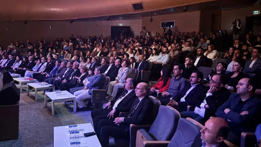 İzmir'de sanat duvarları yıktı: Hükümlüler ilk oyunlarıyla sahnede! haberinin görseli