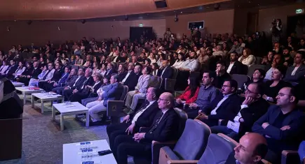 İzmir'de sanat duvarları yıktı: Hükümlüler ilk oyunlarıyla sahnede!