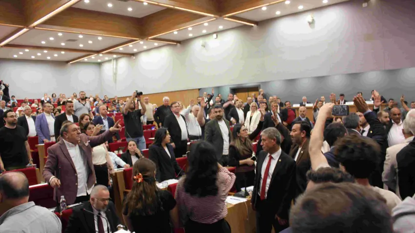 İZSU Meclisi’nde tansiyon yükseldi: Tugay ile Boztepe arasında sert tartışma haberinin görseli