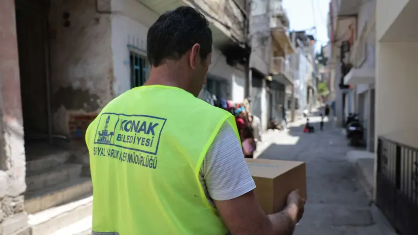 Konak’ta bayram dayanışması yeniden başladı haberinin görseli