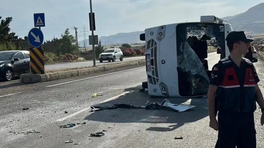 Mersin’de öğrenci servisi devrildi: 17 yaralı haberinin görseli
