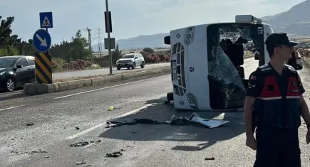 Mersin’de öğrenci servisi devrildi: 17 yaralı