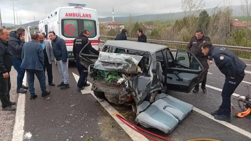 Panelvan park halindeki otomobile çarptı: 3 ölü, 5 yaralı haberinin görseli