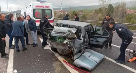 Panelvan park halindeki otomobile çarptı: 3 ölü, 5 yaralı