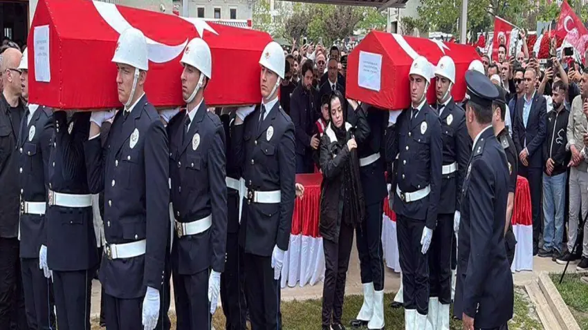 Şehit eşinin tabutunu omuzladı: Çorlu'da şehit polis Erkan Tütüncüler'e acı veda haberinin görseli