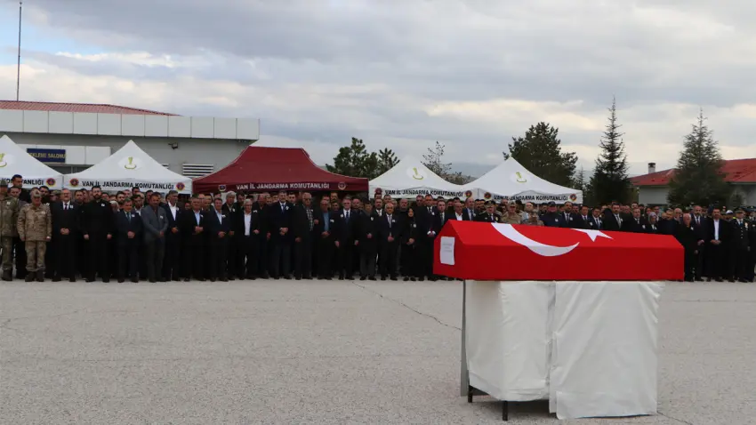Şehit Polis Emrah Koç için Van’da tören düzenlendi haberinin görseli
