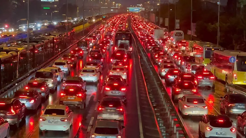 Trafikte son durum: Nisan ayında en çok gri renkli otomobiller tercih edildi haberinin görseli
