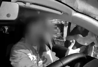 Uygulama üzerinden yolcu taşıyan sürücü taksiciler tarafından sıkıştırıldı