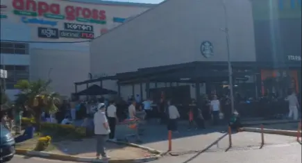 AVM çatısında yangın kontrol altına alındı