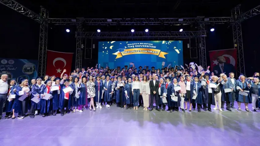 Balçova’da 3. Yaş Üniversitesi mezunları kep attı haberinin görseli