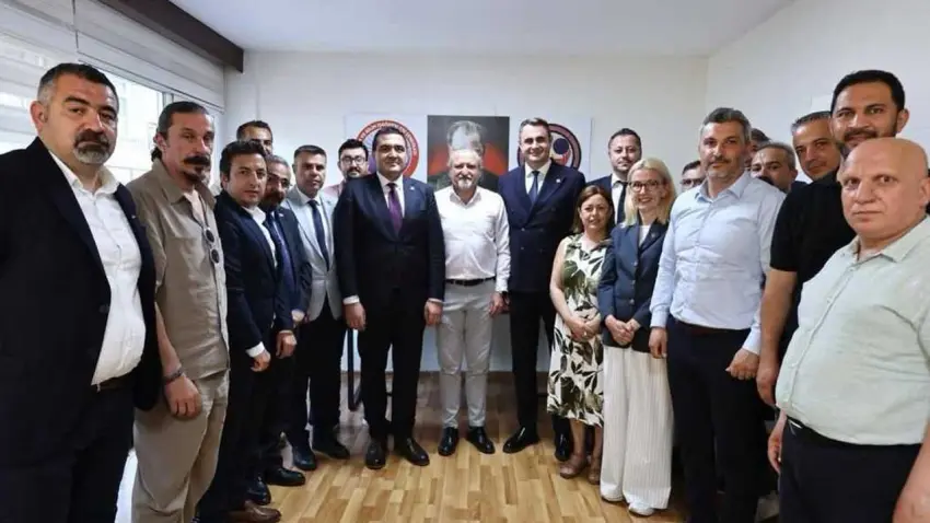 CHP heyetinden birleşik Kamu-İş İzmir şubesine ziyaret haberinin görseli