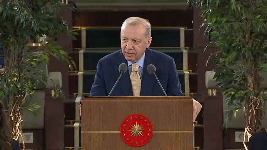 Cumhurbaşkanı Erdoğan: En büyük yatırımı gençlerimize yapmaya devam edeceğiz haberinin görseli