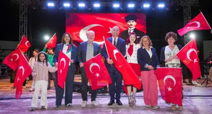 Gaziemir’de bayram coşkusu Aslı Güngör konseriyle başladı