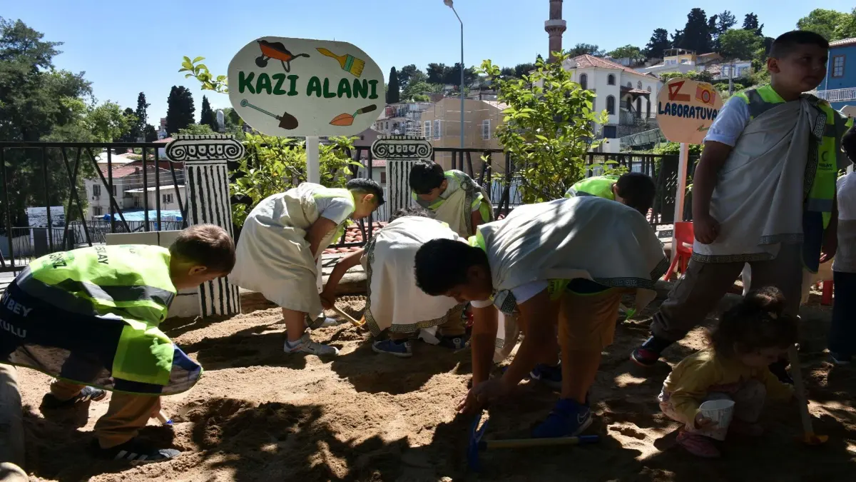 İlkokul öğrencilerinin arkeolojik kazı deneyimi görseli