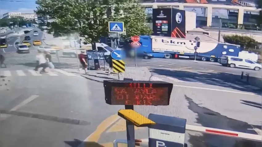 İstanbul’da minibüsün çarptığı kadın trafik polisi yoğun bakımda haberinin görseli
