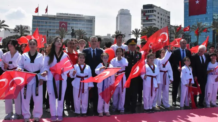 İzmir’de 19 Mayıs Coşkusu Cumhuriyet Meydanı’nı Sardı haberinin görseli