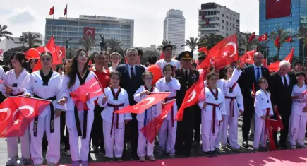 İzmir’de 19 Mayıs Coşkusu Cumhuriyet Meydanı’nı Sardı