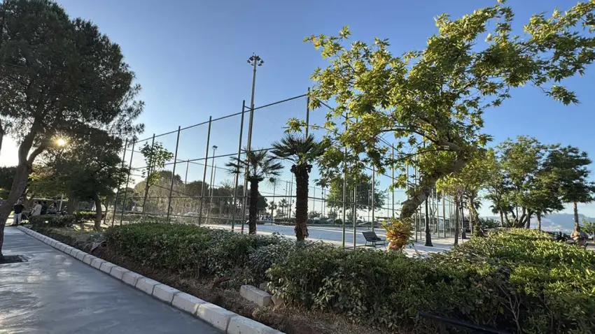 İzmir’de parkta tenis kortu tepkisi: Ağaç kesildi iddiası haberinin görseli