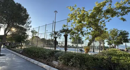 İzmir’de parkta tenis kortu tepkisi: Ağaç kesildi iddiası