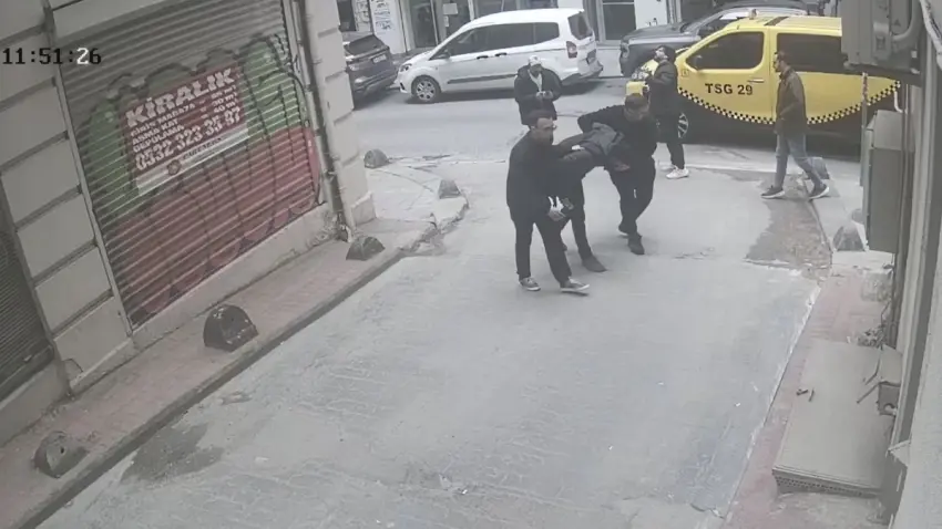 Kaldırımda yürürken başına cam düştü, 7 dikiş atıldı haberinin görseli