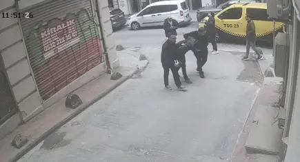 Kaldırımda yürürken başına cam düştü, 7 dikiş atıldı