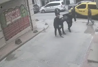 Kaldırımda yürürken başına cam düştü, 7 dikiş atıldı