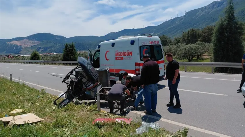 Manisa’da tır ile elektrikli motosiklet çarpıştı: Aynı aileden 1 ölü, 4 yaralı haberinin görseli