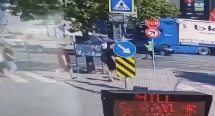 Minibüsün çarptığı kadın polis memuru ağır yaralandı