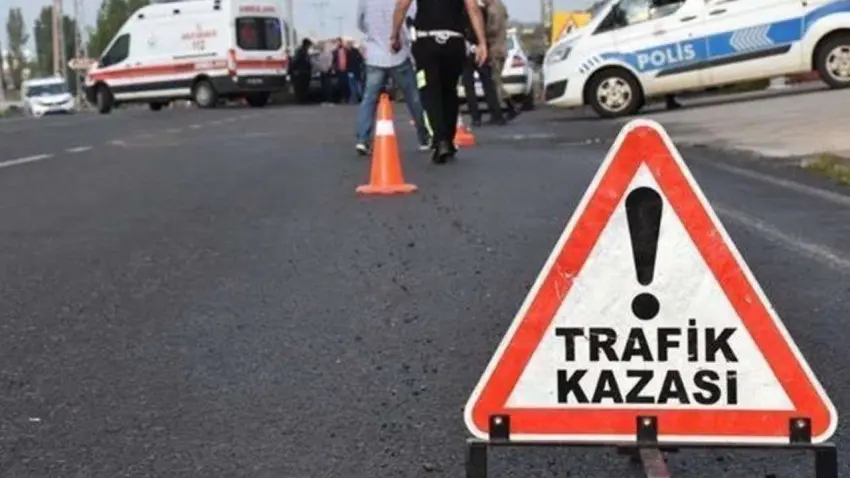Ödemiş’te iki otomobil çarpıştı: 2’si çocuk 8 yaralı haberinin görseli