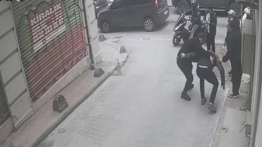Yolda yürürken başına 3. kattan cam düştü! haberinin görseli