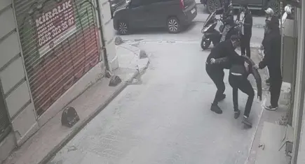 Yolda yürürken başına 3. kattan cam düştü!