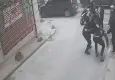 Yolda yürürken başına 3. kattan cam düştü!
