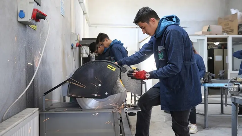 Eğitim-İş’ten yeni rapor: MESEM’ler Üzerine Mitler ve Gerçekler haberinin görseli