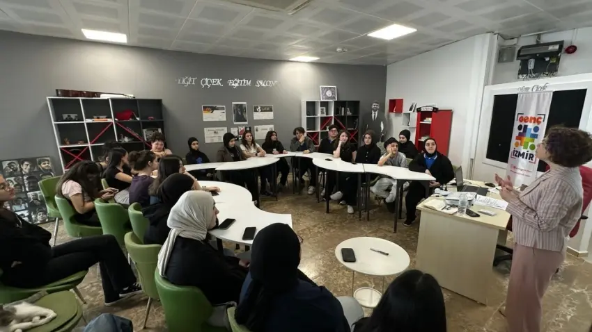 Gençler dijital dünyada haklarını öğreniyor haberinin görseli
