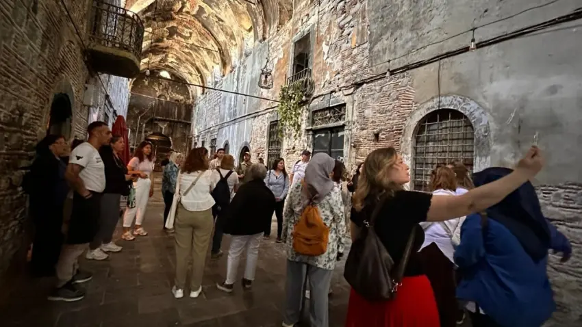 Kemeraltı Şenliği’nde Kültürel Miras Gezilerine yoğun ilgi haberinin görseli