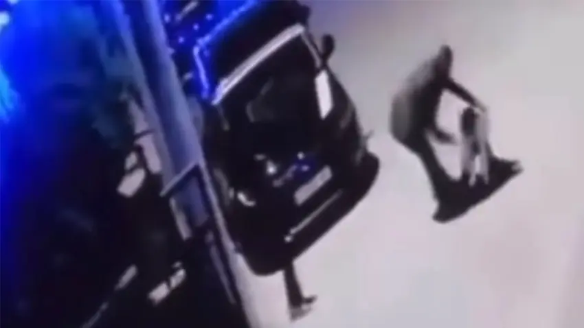 Oğlunun kavga ettiği 12 yaşındaki çocuğu sokakta darp etti haberinin görseli