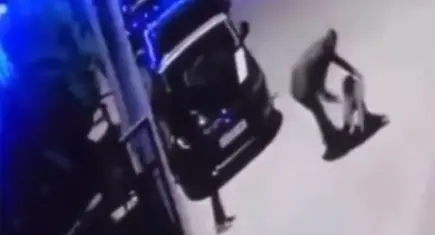 Oğlunun kavga ettiği 12 yaşındaki çocuğu sokakta darp etti