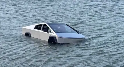 Tesla’nın "Su Modu"nu denemek İstedi, sonu karakolda bitti: Milyonluk araç göle battı!