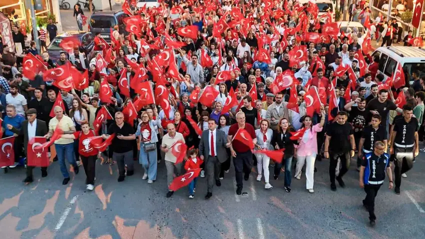 Torbalı’da 19 Mayıs coşkusu binlerce kişinin katıldığı kortejle zirveye ulaştı haberinin görseli