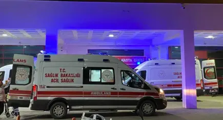 Yağmurda kontrolden çıkan Tır karşı şeride daldı: Minibüsteki 11 yolcu yaralandı! 